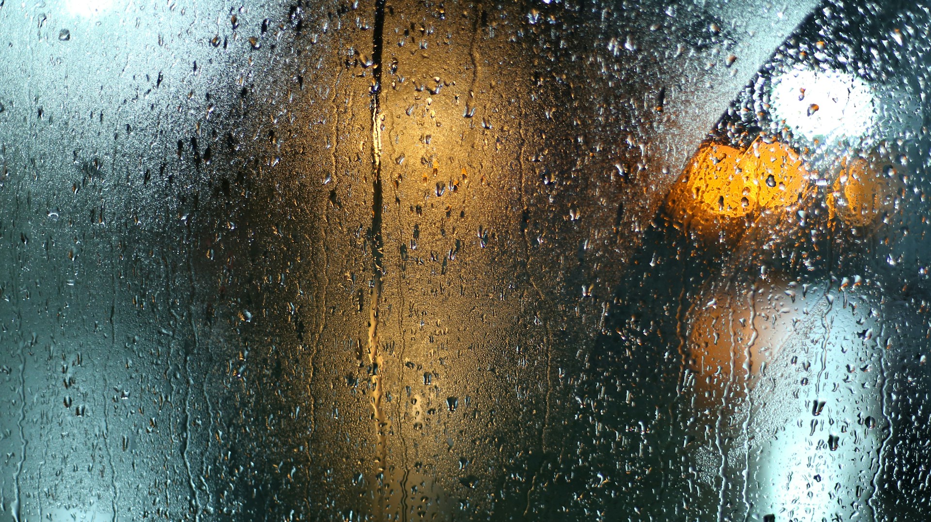雨水覆盖的玻璃后方是模糊的暖色灯光，信号被噪声遮蔽